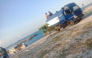 Diduga Ada Aktifitas Bongkar Muat Solar, Dari Kapal Nelayan ke Mobil Transporter di Pantai Matras