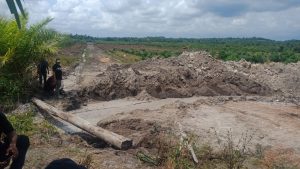 Pekerja PT FAL, Diduga Rusak Dan Putuskan Jalan Menuju Lahan Plasma Warga Desa Mendo