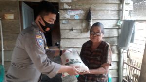 Anggota Polres Bangka Barat, Salurkan Bantuan Paket Sembako Kepada Warga Tidak Mampu