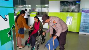 Sat Binmas Polres Bangka, Sigap dan Tanggap Membantu Dorong Warga di Rumah Sakit