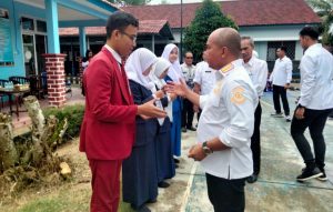 Molen Serahkan KTP Elektronik, Sekaligus Diskusi Bersama Siswa SMK N 1 Pangkalpinang