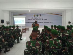 Danrem 045/Gaya Berikan Pengarahan Kepada Prajurit Yonif 147/KGJ