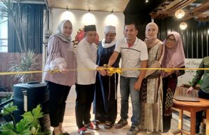 Molen Dan Monica Hadiri Acara Launching Iga Bakar D’Bronk