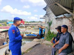 Patroli Sambang Sat Polair Polres Bangka Barat, Berikan Edukasi Kepada Nelayan