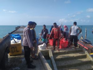 Sat Polair Polres Bangka Barat Laksanakan Patroli Dialogis Di Sekitar Pesisir Pantai Muntok Guna Menciptakan Rasa Aman Bagi Warga