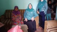 Monica Haprinda Bagikan Sembako Bagi Warga Masyarakat Kurang Mampu