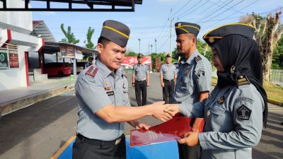 Serahkan Satyalancana Karya Satya, Kalapas Pangkalpinang Harapkan Kinerja dan Prestasi Ditingkatkan