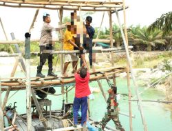 Polsek Belinyu Datangi dan Bantu Evakuasi Korban Gantung Diri Diatas Ponton Timah