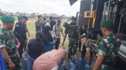 Sinergitas TNI-Polri, Sat Brimob Polda Babel Bersama Yonif 147 KGJ Bagikan Air Bersih