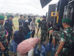 Sinergitas TNI-Polri, Sat Brimob Polda Babel Bersama Yonif 147 KGJ Bagikan Air Bersih