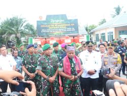 Danrem 045/Gaya Dampingi Pangkostrad Resmikan Gerakan TNI AD Manunggal Air dan Bakti Sosial