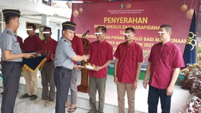 Badarudin Serahkan SK Remisi Khusus Natal Bagi 8 Warga Binaan Lapas Pangkalpinang