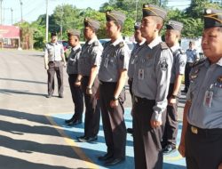 Setingkat Lebih Tinggi, Kalapas Pangkalpinang Sematkan Tanda Kenaikan Pangkat Bagi Petugasnya