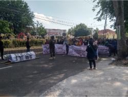 Simpatisan Andi Kusuma Tuntut Keadilan, Gelar Demo Di Depan Mapolres Bangka