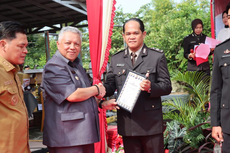 Bupati Bangka Barat Menghadiri Acara Pemberian Penghargaan Di Mako Polres Bangka Barat Yang Di Pimpin Langsung Oleh Kapolres Bangka Barat