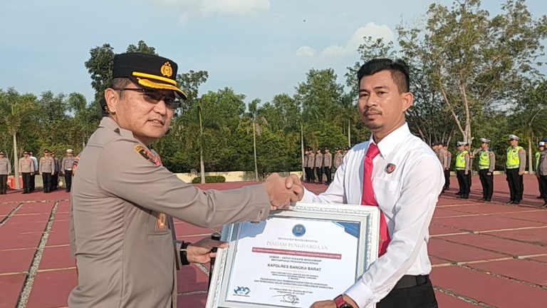 Kapolres Bangka Barat Pimpin Upacara Pemberian Penghargaan Kepada Personil Berprestasi