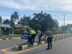 Operasi Patuh Menumbing Sat Lantas Polres Bangka Barat Lakukan Pemeliharaan Dan Pembersihan Rambu Lalu Lintas