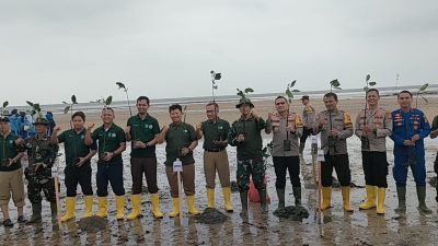 Kapolres Bangka Barat Hadiri Kegiatan Penanaman Pohon Di Desa Teluk Rubiah Dalam Rangka Launching Program Semarak Bangka Belitung Tahun 2024