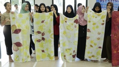 PT Timah Kembali Hadirkan Program Pelatihan Ecoprint Bagi Pelajar