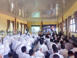 Sambangi Almamater, Direktur Keuangan Dan Manajemen Resiko PT Timah Serahkan Bantuan Laptop Dan Motivasi Pelajar SMA Negeri 1 Mentok