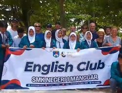 English Club SMK N 1 Manggar Ikuti Sail to Indonesia 2024 di Pantai Tanjung Kelayang