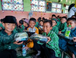 Pelajar Sekolah Dasar Di Bangka Tengah Antusias Sambut Program Makanan Bergizi PT Timah