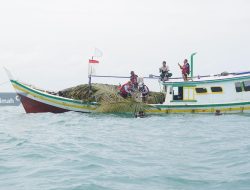 Dukung Nelayan, PT Timah Pasang 73 Rumpon Di Perairan Pantai Menuang