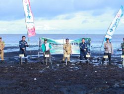 Jaga Lingkungan, PT Timah Dan Warga Hijaukan Pantai Sesai Party