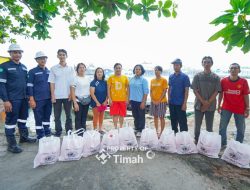 PT Timah Serahkan Bantuan Paket Sembako Bagi Warga Terdampak Banjir di Desa Lumut