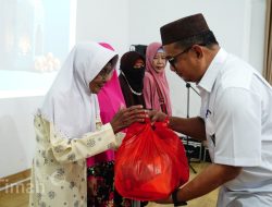 Ramadan Berbagi Keberkahan, PT Timah Bersama IIKT Salurkan Ratusan Paket Sembako Dan Takjil Di Sungailiat