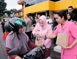 Ketua Bhayangkari Daerah Babel Bagikan 350 Paket Takjil Untuk Masyarakat Di Halaman Mapolda