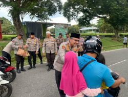 Ramadhan Berkah, Kapolres Bangka Barat Berbagi Takjil Ke Warga Dan Pengguna Jalan
