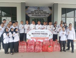 Berkah Ramadhan, Kakanwil Herman Sawiran Beserta Jajaran Bagikan Takjil ke Masyarakat Sekitar