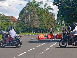 Gerak Cepat PJR Polda Babel Dan Satpol PP Pemprov, Amankan Lalulintas Saat Kabel PLN Hadang Pengguna Jalan