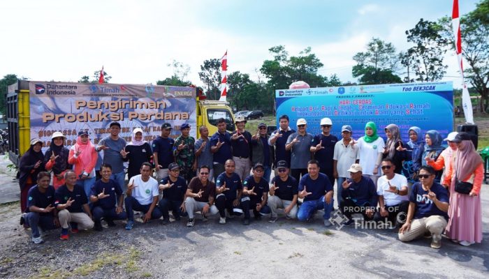 Karyawan Division Engineering Dan Operation Excellence PT Timah Gelar Gotong Royong Dan Bagikan Bantuan