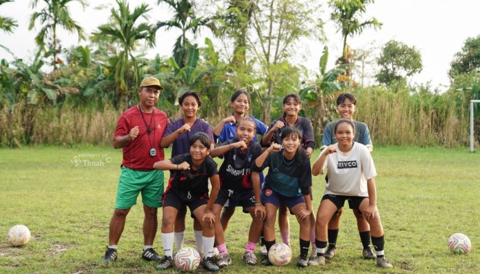 Salurkan Bantuan untuk SSB Tunas Mandiri, PT Timah Dorong Lahirnya Bibit Unggul Sepak Bola dari Desa Rias