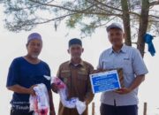 Dukung Produktivitas Nelayan, PT TIMAH Tbk Serahkan Bantuan Jaring dan Alat Tangkap di Desa Baskara Bakti
