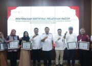 Wali Kota Pangkalpinang Serahkan Sertifikat HACCP, Pemkot Perkuat Standar Mutu UMKM Perikanan