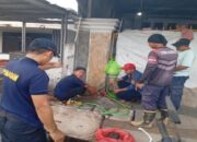 Respons Cepat Damkar Pangkalpinang, Lima Personel Satpol PP Berhasil Atasi Saluran Drainase Tersumbat di Warung Warga