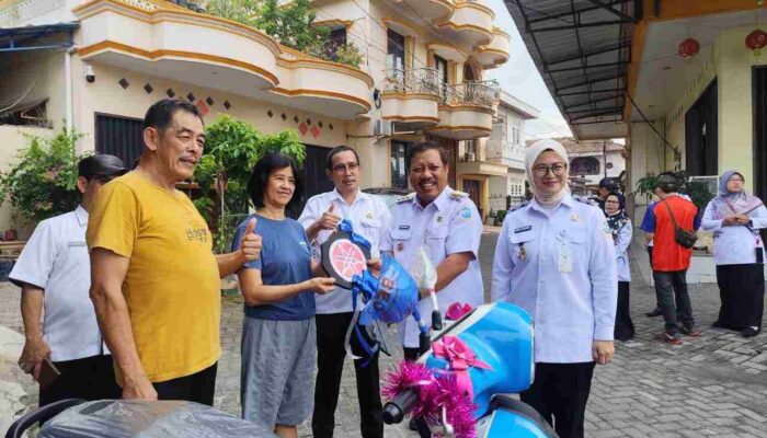 Wali Kota Pangkalpinang Serahkan Dua Sepeda Motor kepada Pemenang Gebyar Pajak 2026